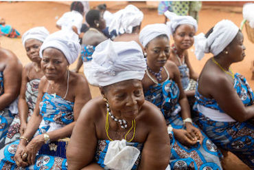 Un chef traditionnel du royaume d'Abomey en compagnie des reines mères spécialistes du panégyrique