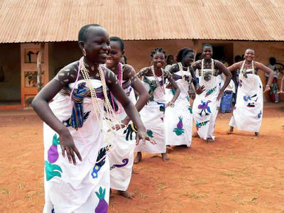 Les rois du Bénin en procession sous les panégyriques de leur ancetres