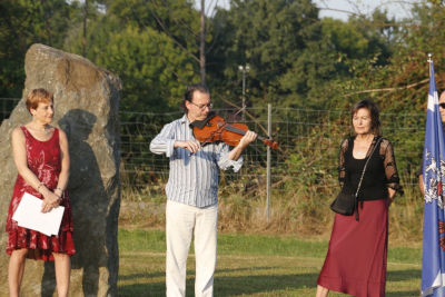 Il musicista armeno Maurizio Redegoso Kharitian ha eseguito un antico brano per l’occasione. Alla sua sinistra: Chantal Schelaye ha letto una poesia del poeta camerunense Brice Tjomb