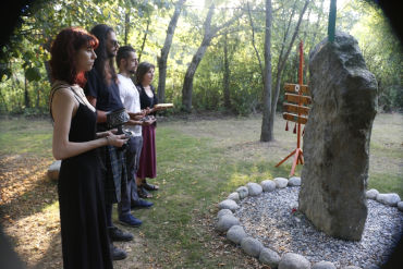 I “4 Gioielli” deposti ai piedi del menhir del Nemeton, il boschetto dedicato a Giancarlo Barbadoro