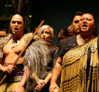 Una delegazione di Maori (Nuova Zelanda) esegue un canto rituale alle Nazioni Unite di New York