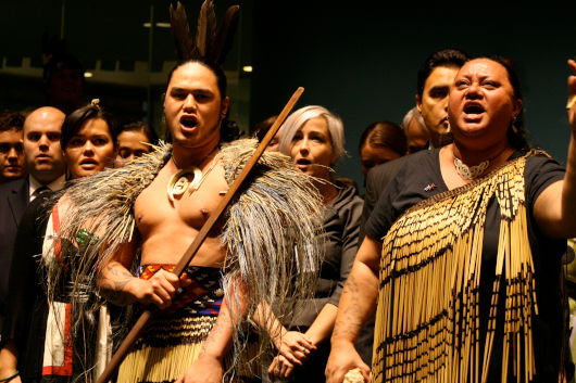 Una delegazione di Maori (Nuova Zelanda) esegue un canto rituale alle Nazioni Unite di New York