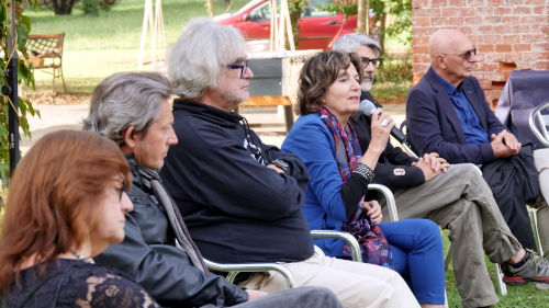 Rosalba Nattero presenta il Centro Studi Giancarlo Barbadoro insieme con il Collegio dei Saggi. Da sinistra: Annamaria Bonavoglia, Gino Steiner Strippoli, Guido Barosio, Antonello Micali, Enrico Moriconi.