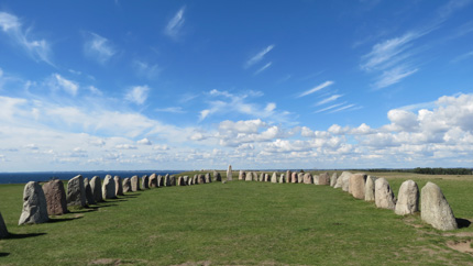 L’impressionante sito megalitico di Ales Stenar in Svezia, costruito su un fiordo. Come molti insediamenti megalitici norreni le pietre sono disposte in maniera tale da formare il profilo di un drakkar, l’imbarcazione vikinga. Tuttavia il simbolismo espresso da questi siti è ben più profondo: esprime infatti la funzione di un veicolo che trasporta verso l’aldilà, unendo il mondo terreno a quello ultraterreno. Inoltre Ales Stenar, come molti altri siti megalitici, secondo i ricercatori avrebbe una funzione astronomica.