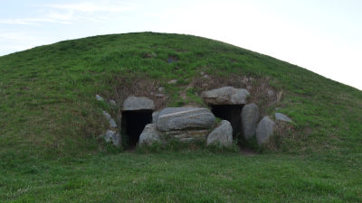 L’enorme tumulus a due camere nell’Isola di Mon, Danimarca. All’interno di una delle due camere sono conservati vasellami, teschi e ossa. Datazione: circa 5.000 anni.