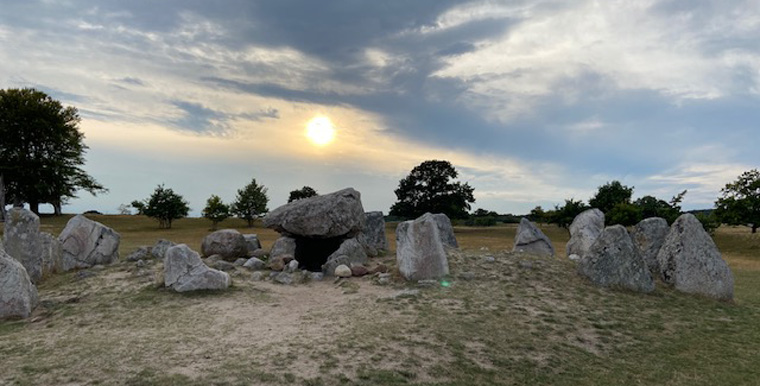 Il sito megalitico di Havangdosen in Svezia, composto da un dolmen situato all’interno di un cerchio di pietre. E’ stato datato circa 5.000 anni. L’ubicazione sul fiordo,  il paesaggio intorno e la quiete che vi si respira conferiscono a questo sito un’atmosfera senza tempo.