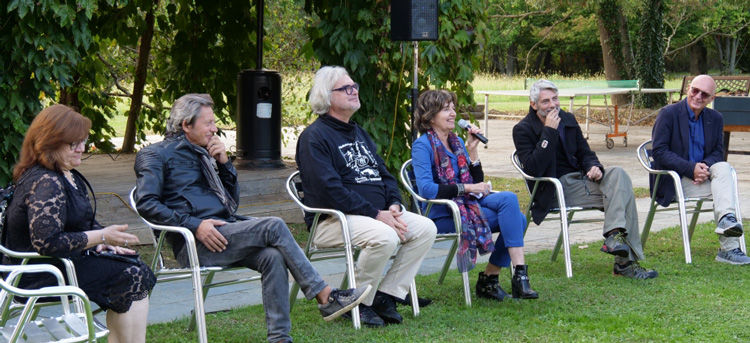 Il Collegio dei Saggi del Centro Studi Giancarlo Barbadoro, un cenacolo formato da scrittori, giornalisti e attivisti nato per dare una continuità all’eredità culturale dell’ispiratore del Centro.
Da sinistra: Annamaria Bonavoglia, Gino Steiner Strippoli, Guido Barosio, Rosalba Nattero, Antonello Micali e Enrico Moriconi.
