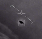 Foto dell'UFO osservato dal personale della portaerei Omaha nel 2019 poco prima di immergersi e per questo motivo definito "transmediale"