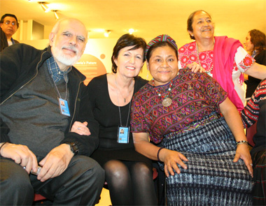 Rosalba Nattero insieme al Premio Nobel Rigoberta Menchù e Giancarlo Barbadoro, teorico dell’ecospiritualità, in occasione di una Assemblea alle Nazioni Unite di New York in difesa delle tradizioni dei Popoli Indigeni