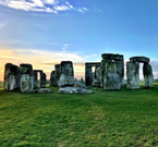 Il famoso cromlech di Stonehenge in Inghilterra, ricostruito più volte