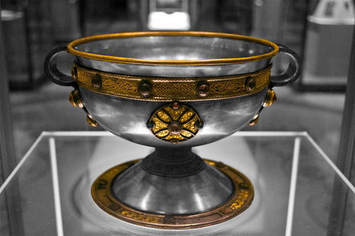 Il Calice di Ardagh, una coppa di pregiata lavorazione in oro e argento ritrovata ad Ardagh in Irlanda nell’VIII secolo. Il Calice di Ardagh è stato identificato con il mito del Graal