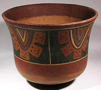 Una coppa preistorica ritrovata a Nazca, in Perù. Il simbolo della coppa è presente negli oggetti rituali dei ritrovamenti pre-colombiani