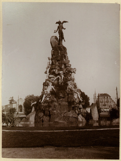 Il monumento al Frejus in una fotografia dei primi anni del ‘900