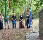  La cérémonie à le Nemeton, le Sanctuaire dédié à Giancarlo Barbadoro au Ecovillage du Dreamland. Avec des lectures de poésie, des hommages et la cornemuse 