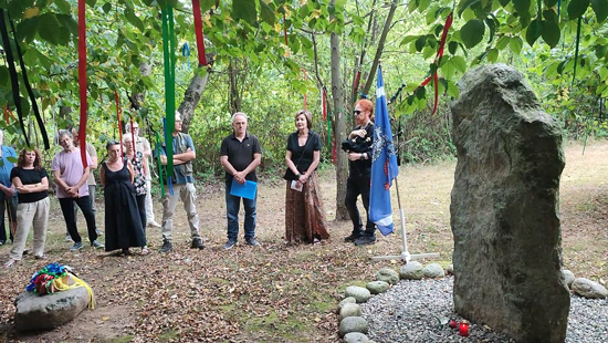  La cérémonie à le Nemeton, le Sanctuaire dédié à Giancarlo Barbadoro au Ecovillage du Dreamland. Avec des lectures de poésie, des hommages et la cornemuse 