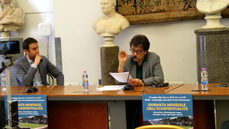 L’attore con alla sua sinistra Daniele Diaco, Vicepresidente Commissione Ambiente del Comune di Roma