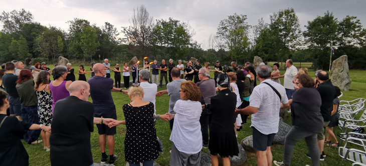 Celebrazione del Solstizio d’Estate nel grande cerchio di pietre di Dreamland, Piemonte