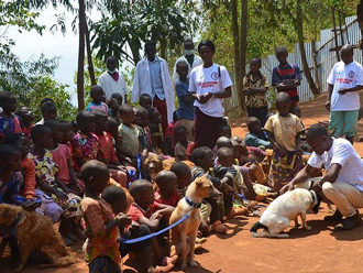 Some young volunteers from the shelter