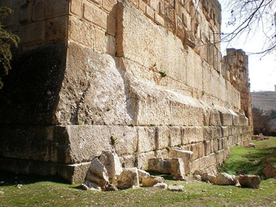  Il basamento del Tempio di Giove a Balbeek 