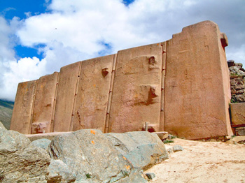  Il cosiddetto “Muro dei 6 monoliti” presso Ollantaytambo, Perù - nell’America andina sono moltissime le testimoninaze megalitiche dalle dimensioni colossali 