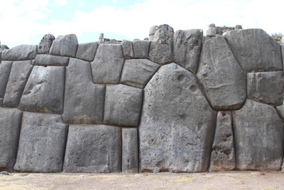 Il famosissimo muro ciclopico situato a Sacsayhuaman, nei pressi di Cuzco, Perù 