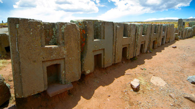  Allineamento delle strutture monoblocco di cui si ignora la funzione all’interno dell’area archeologica di Puma Punku, Bolivia 