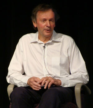 Lo scienziato inglese Rupert Sheldrake noto per la sua discussa teoria della risonanza morfica, che implica un universo non meccanicistico, governato da leggi che sono esse stesse soggette a cambiamenti