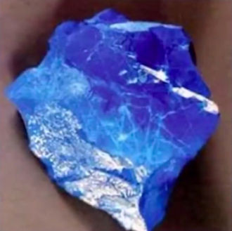 Frammento della misteriosa pietra azzurra ritrovata di Sierra Leone chiamata 'Skystone'
