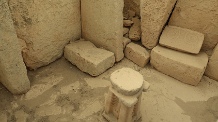 Particolare del tempio di Hagar Qim con la stele raffigurante l’''Albero della vita''