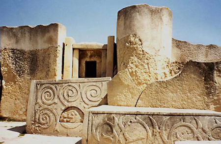 Particolare delle decorazioni spiraliforme incise nel tempio di Tarxien