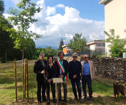 Il Sindaco di Fiano, con la fascia tricolore, ha aperto la cerimonia. Accanto a lui: Rosalba Nattero (presidente del Centro Studi Giancarlo Barbadoro), Antonello Micali (direttore del Risveglio), Andrea Nepote (Assessore alla Cultura) e Enrico Moriconi (consulente in etologia e benessere degli animali)