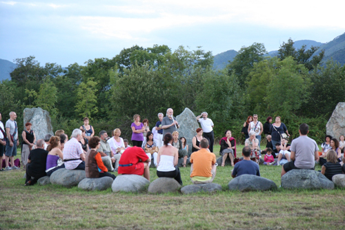  Meditazione con la Nah-sinnar, la Musica del Vuoto dell’antico druidismo, eseguita al flauto da Giancarlo Barbadoro nel cerchio di pietre di Dreamland, Piemonte