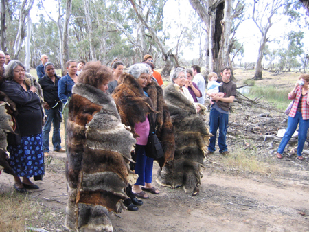 Leader spirituali aprono una cerimonia a Swan Hill, Australia 