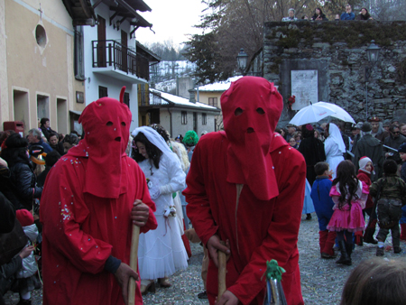 Una festa popolare piemontese nel comune di Mezzenile 