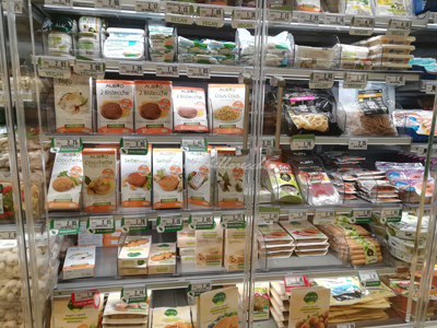 La maggioranza dei vegetariani e vegani non trova più difficoltà a fare la spesa di prodotti plant-based nei supermercati o negozi vicino a casa