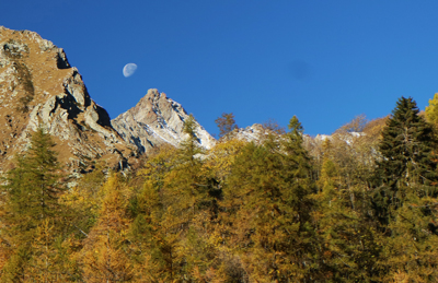 La montagna, di forma piramidale, ha un’altezza di 3.322 metri