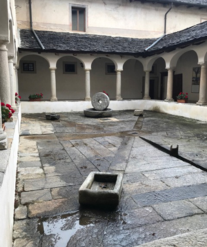 Ruota forata nel chiostro del convento di Monte Mesma
