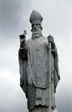 Saint Patrick con in mano il Trifoglio, simbolo del Triskel celtico. La statua è conservata a Tara Hill.