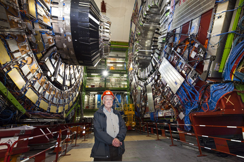 Peter Higgs, devant le détecteur CMS, en 2008 (Image : Maximilien Brice/CERN)