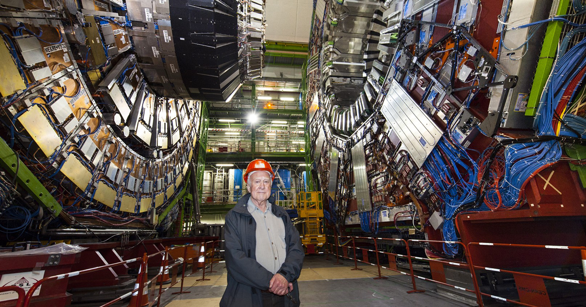 Peter Higgs, davanti al rivelatore CMS, nel 2008. (Immagine: Maximilien Brice/CERN).