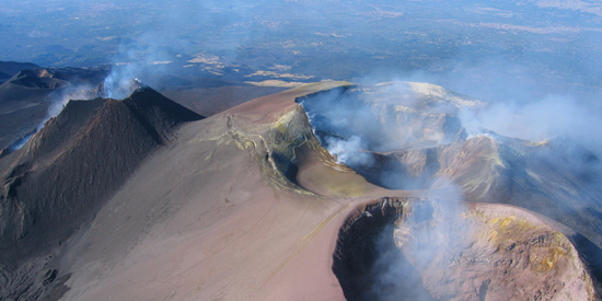 L’Etna è alto 3.340 m. e si trova nella zona centro-settentrionale della Sicilia orientale, in provincia di Catania. Secondo il mito è la “Fucina degli Dei” dove le ceneri e le eruzioni laviche sarebbero il “respiro” infuocato del gigante Encelado, sconfitto da Atena e intrappolato per l’eternità in una prigione sotterranea sotto il vulcano. Nel 2013 l’Etna è entrato nella lista del Patrimonio dell’Unesco in quanto nelle sue rocce racchiude la memoria dei principali processi geologici conosciuti e dei periodi di evoluzione della Terra. La sua attività è documentata da almeno 2.700 anni.