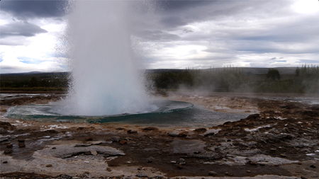 Geysir, il geyser più importante e più antico d’Islanda da cui deriva il nome “geyser”. Le sue eruzioni periodiche possono arrivare anche a 170 metri