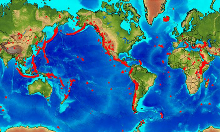 Mappa delle zone vulcaniche nel mondo.I vulcani si trovano lungo i margini delle placche tettoniche e all’interno delle placche stesse, ma sono anche presenti nelle profondità marine.Nell’immagine vengono anche rappresentate le zone geotermiche, la fascia del “the Ring of fire” o “Anello di fuoco” è situata ai margini dell’Oceano pacifico