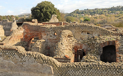 Cuma. Terme del Foro all’interno dei Campi Flegrei – Queste terme furono costruite nel I secolo d.C. con lo schema classico degli edifici termali romani