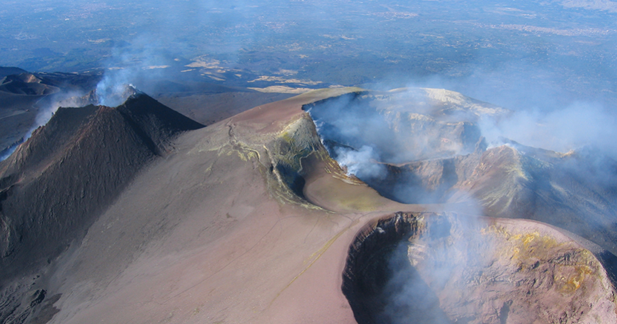  L’Etna è alto 3.340 m. e si trova nella zona centro-settentrionale della Sicilia orientale, in provincia di Catania. Secondo il mito è la “Fucina degli Dei” dove le ceneri e le eruzioni laviche sarebbero il “respiro” infuocato del gigante Encelado, sconfitto da Atena e intrappolato per l’eternità in una prigione sotterranea sotto il vulcano.Nel 2013 l’Etna è entrato nella lista del Patrimonio dell’Unesco in quanto nelle sue rocce racchiude la memoria dei principali processi geologici conosciuti e dei periodi di evoluzione della Terra. La sua attività è documentata da almeno 2.700 anni.