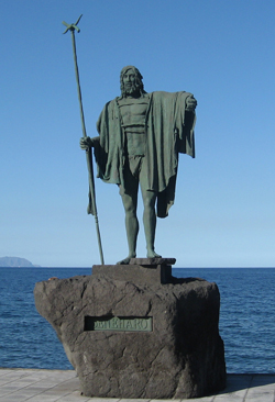 Una statua raffigurante un re Guanche