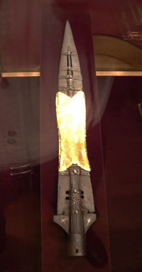 La lancia di Longino anche associata alla Lancia di Lúg uno dei quattro tesori d'Irlanda dei Túatha Dé Danann, che assieme alla Spada di Luce, al Calderone del Dagda e alla Pietra del Destino, furono 
