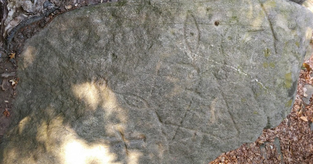  “Peira Eicrita” ritrovata in Val Chisone. Il monolite, di circa 130 x 75 cm presenta incisioni risalenti a più di 3500 anni fa ricollegabili al Solstizio d’Inverno.  Per i popoli antichi il Solstizio d' Inverno rappresentava la vittoria del Sole sulle tenebre. Il periodo in cui le ore di luce ricominciavano ad aumentare a discapito del buio, una sorta di morte simbolica, prima dell'inizio di rinascita per la natura e gli uomini