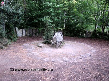 Lo Stone circle della Tomba di Merlino nella foresta di Broceliande in Bretagna
