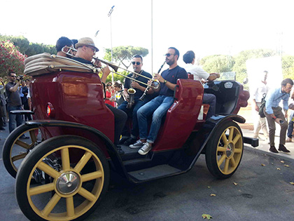  La nuova botticella elettrica entra nello ''Spazio Tiziano'' guidata dall'Ing. Luigi Anniballi del POMOS , suo ideatore, accompagnata dalle note musicali dell'Orchesta Popolare Italiana di Ambrogio Sparagna 